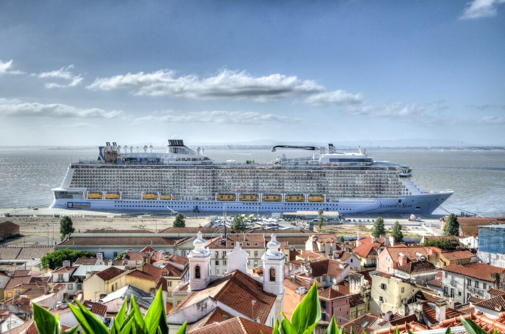 cruise ship, lisbon, cruise-917618.jpg