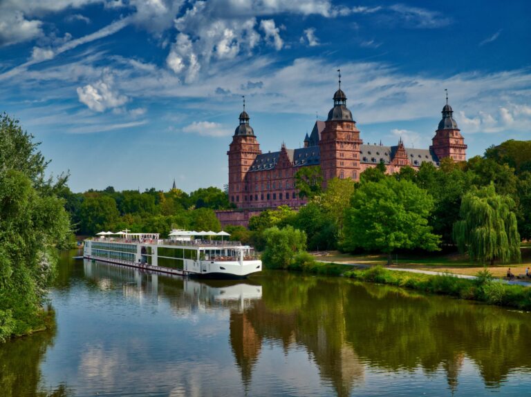 Longships_Lif_Aschaffenburg_Main_River_Palace